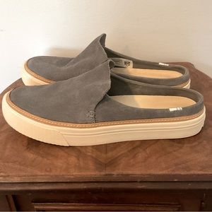 TOM’s Suede Sunrise Mule Sneaker in grey. Size w7.5.